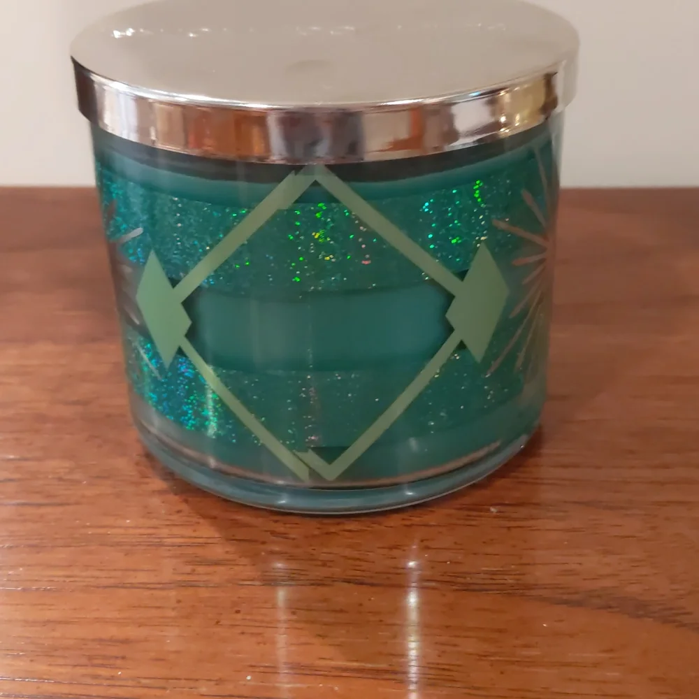 Merry Mistletoe 3 Wick Candle Bath & Body Works - Picture 2 of 7